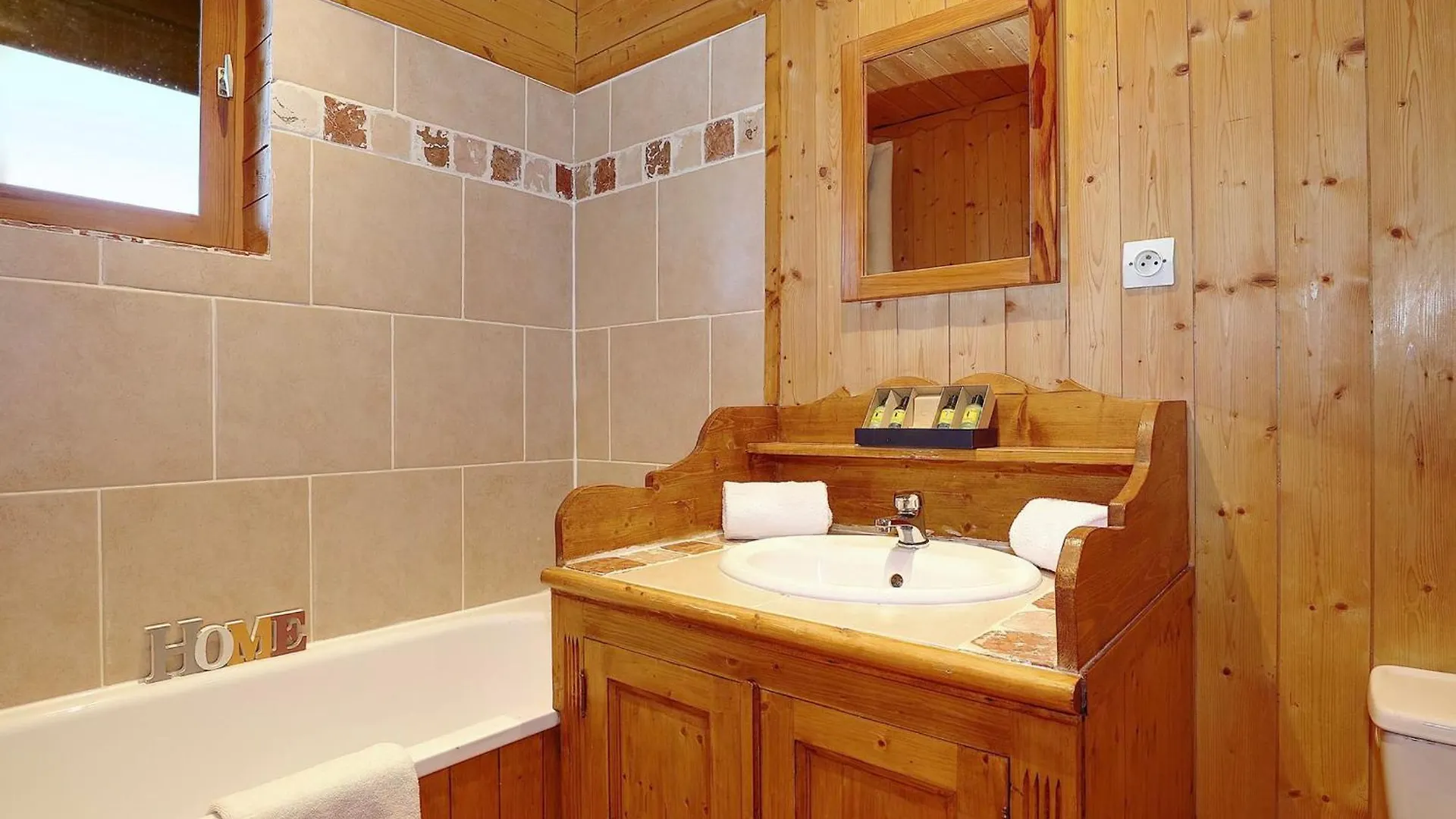 Chalet De Luxe 8 Chambres Avec Sauna Et Parking A Courchevel La Tania - Fr-1-575-232 France